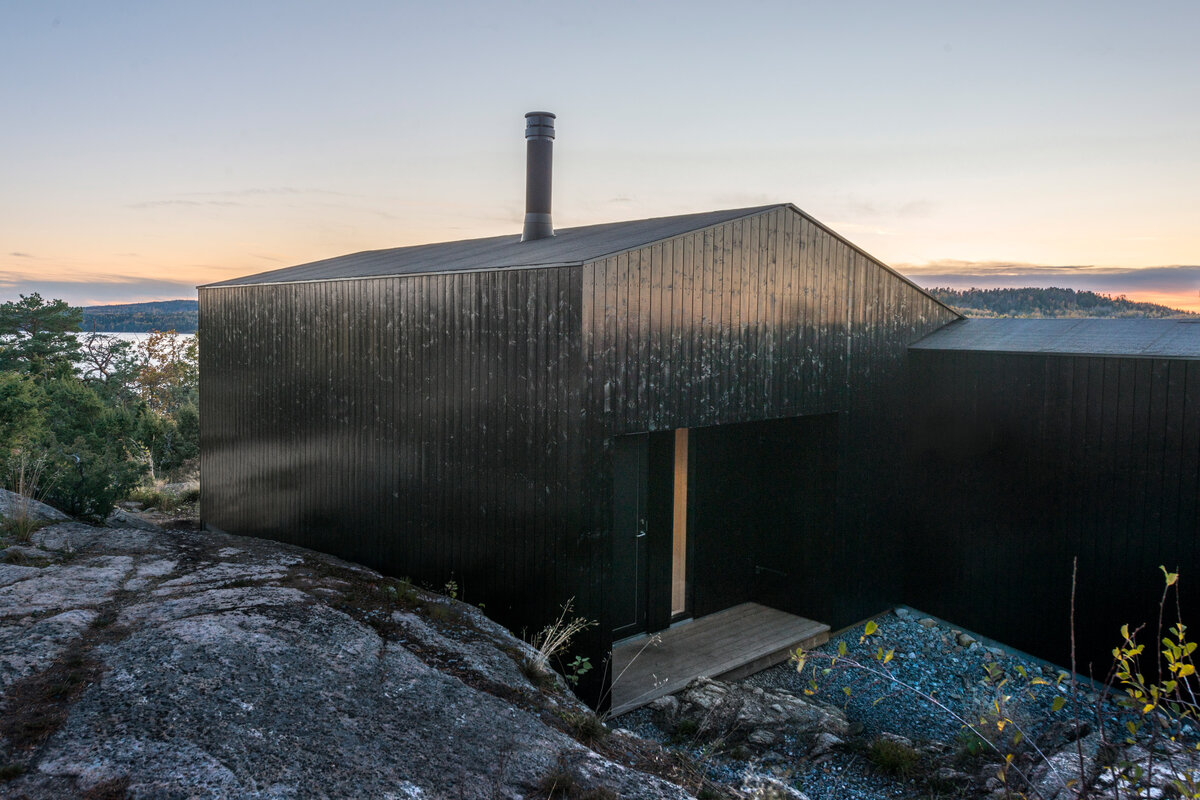 Дом из ели стоит на каменистой местности