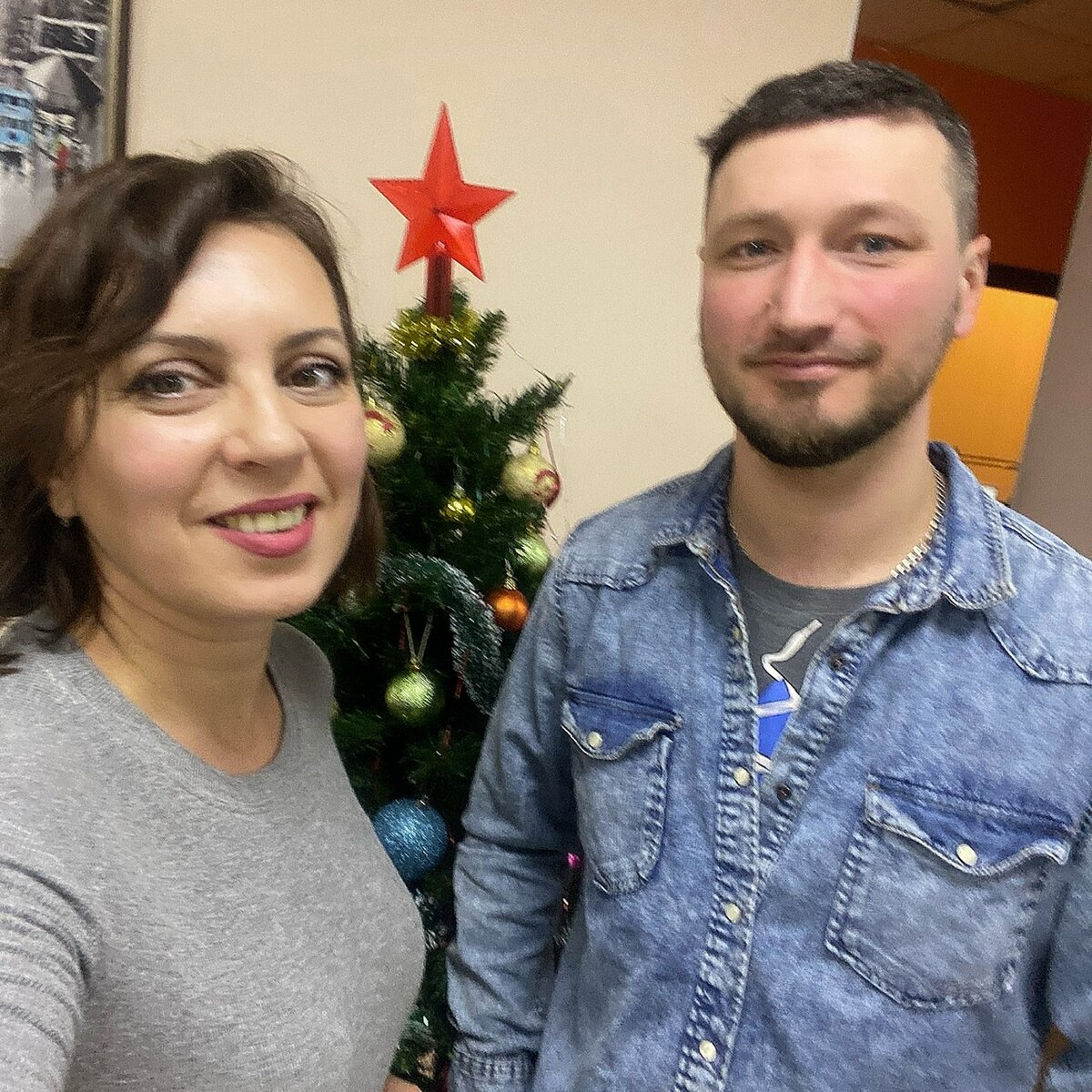 Этот снимок сделан на фоне елочки в офисе Медиагруппы Премия в Волгограде, откуда, собственно и транслируются радиоэфиры  Комсомольской правды. На фото я, психолог Эвелина Гаевская и радиоведущий Алексей Семин