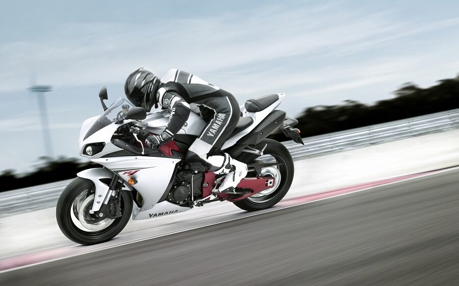 Это муж уезжает от меня на огромной скорости