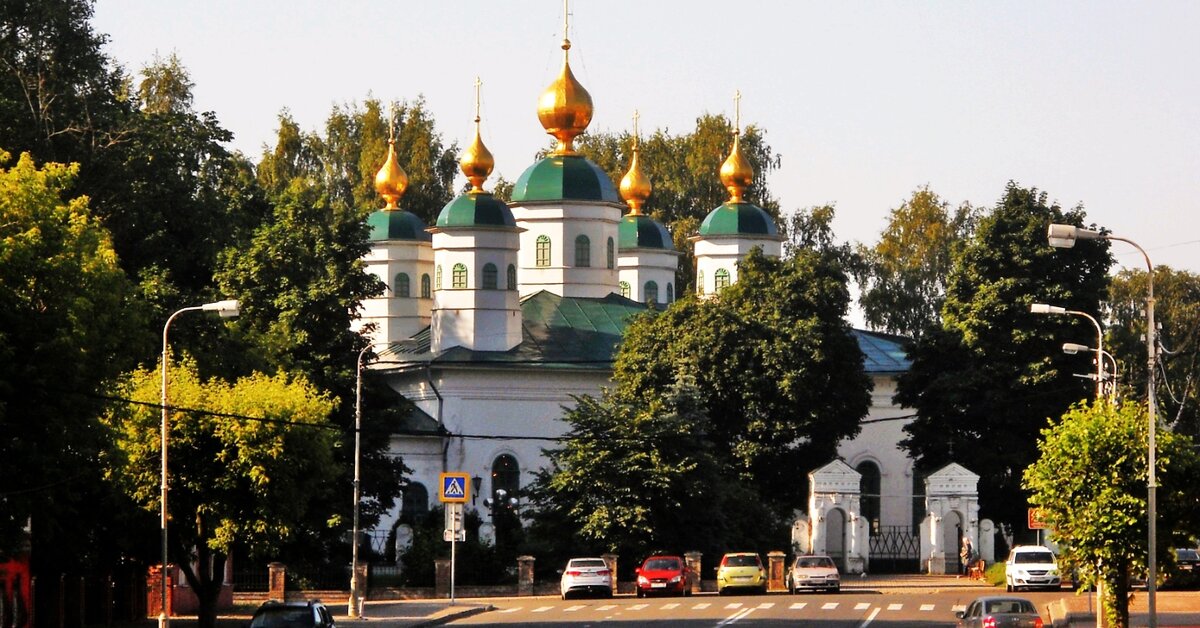 Воскресенский собор когда-то был поставлен на "лысой горе", а сейчас это место  утопает в зелени
