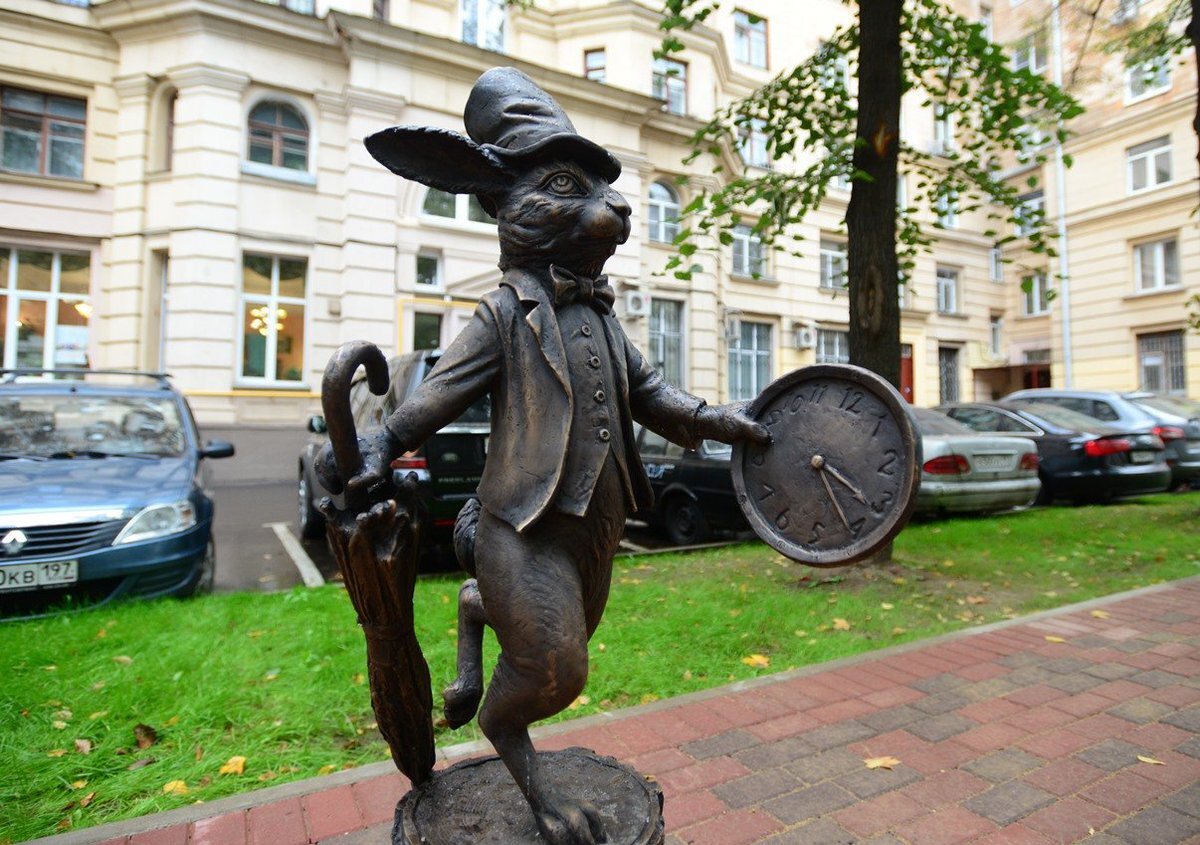 Достопримечательности красноярска биг бен. Скульптура место встречи киров. Часы с маятником. Статуя часика. Памятник часам в париже.