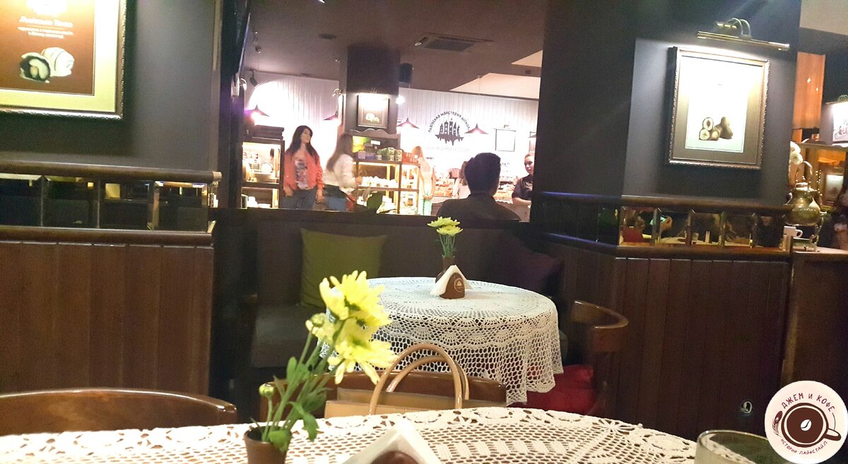 Легко устроилась в один из Московских ресторанов помощником повара, а через некоторое время уже работала администратором этого заведения.