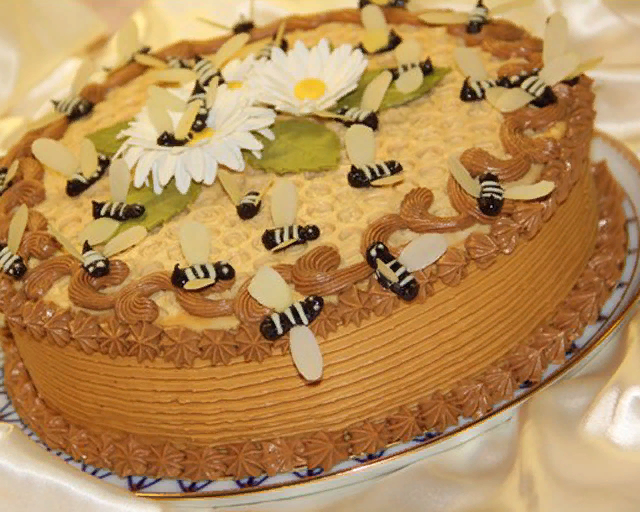 Домашний торт «Пчелка» медовый, рецепт с фото