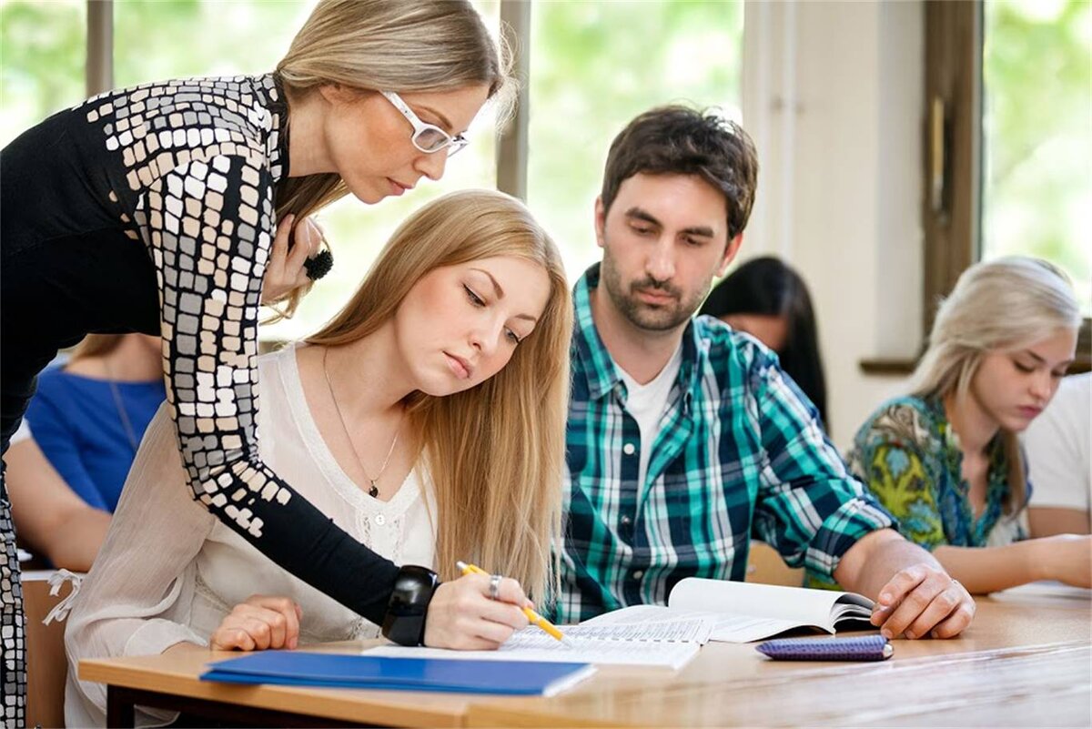 This student. Взрослый ученик. Взрослые студенты. Образование взрослых. Студенты учат английский.