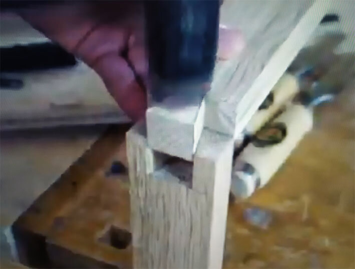 Шиповое соединение Ласточкин хвост показан с помощью деревянных деалей