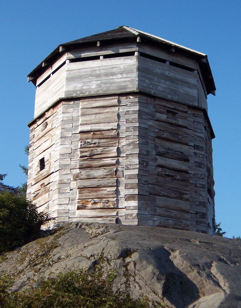 Русский блокгауз на Ситке (современная реконструкция).