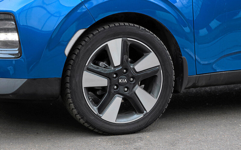 На машинах в исполнении Luxe стоят 17‑дюймовые колеса и шины размерностью 215/55 R17. Это оптимальный вариант. 18‑дюймовые колеса (235/45 R18) у топовых версий, с ними нужно быть аккуратнее на плохих дорогах.