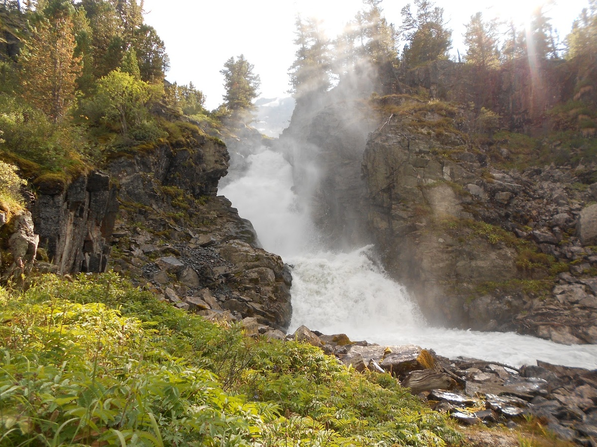 Водопад в горах