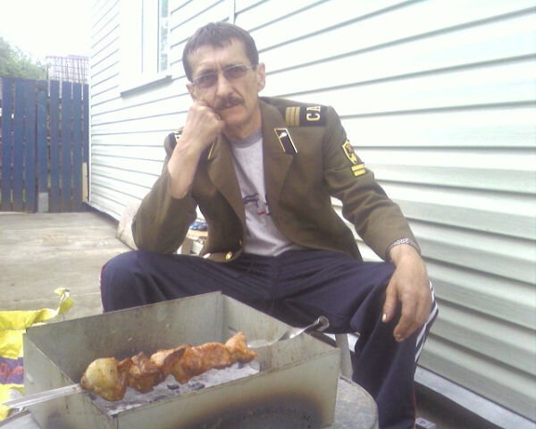 Фото Леонида Окач. А я в свою парадку уже не влезу... :)