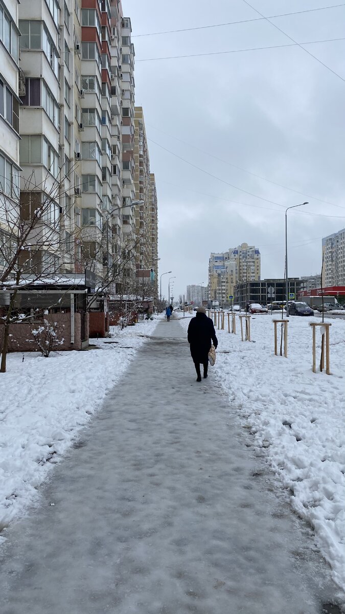 Голый лед на тротуаре. Краснодар, январь 2021. Фото автора