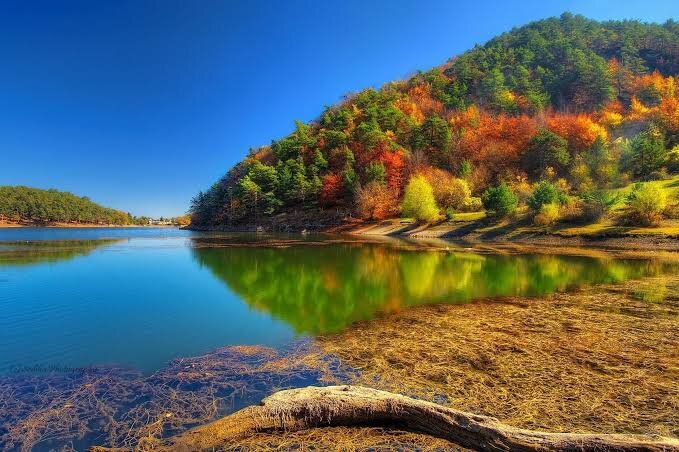 Прекрасный и невероятно аутентичный турецкий город Амасья, стоящий у подножия горы Харешна на берегу реки Ешильирмак, является одним из тех мест, которые восхищают туристов своей богатой историей, прелестью природных ландшафтов, богатой культурой и массой народных традиций. При всех этих плюсах, город Амасья не считается популярным туристическим направлением, но это обуславливается лишь тем, что немногие туристы знают об этом некогда важном турецком санджаке, где традиционно учились управлять страной наследники османских султанов – шехзаде. Город Амасья славится своими шикарными пейзажами, колоритными улочками с домами в османском стиле, сосредоточенными в историческом центре, а еще самыми вкусными в Турции яблоками и черешней, выращиваемыми на этих благодатных почвах. Город имеет очень древнюю историю, ведь еще до того, как в средних веках он стал важной точкой на торговых путях от Константинополя до Ирана, Амасья являлась столицей великого Понтийского царства, затем важным центром мусульманской культуры.
Если вы спросите любого турка, что он может сказать о городе Амасья, то он ответит, что это место, где зародилась грустная легенда о трагической любви строителя Ферхата и сестры султанши – девушки Ширин. Рассказывают, что много веков назад в городе Амасья проживал богатырь Ферхат, у которого за душой не было ни гроша. Однажды он совершенно случайно увидел красивую девушку, которую тотчас же полюбил, она также ответила на его чувства, но ей пришлось признаться, что брак между ними маловероятен, потому что она принадлежит к семье султана. Влюбленный Ферхат не испугался такого неравенства и отправился к ее сестре – султанше Бану, чтобы попросить согласия на никах, то есть брак. Султанша не отказала молодому человеку, но сказала, что перед этим он должен будет провести в город Амасью воду, прямо через гору. Все зодчие, кто до этого пытался этим заняться, отказывались от задумки, потому что это казалось немыслимым и невозможным. Но Ферхату это сделать удалось. Султанше Бану было некуда деваться, ведь она дала слово влюбленному, тогда ее служанка принесла Ферхату халву, чтобы он помянул Ширин, которая якобы умерла от внезапной болезни. Когда Ферхат услышал эту весть, он не раздумывая бросился вниз в пропасть. Слухи о его трагической гибели дошли до Ширин, она подбежала к скале, с которой сбросился ее избранник, и тоже кинулась вниз. Местные жители рассказывают, что каждую весну на том месте, откуда прыгнули вниз Ферхат и Ширин вырастают две алые розы, но меду этими цветками непременно прорастает терновник, который колючими кустами мешают цветам приблизиться друг к другу. Эту красивую легенду непременно рассказывают туристам экскурсоводы. Немало интересного вы узнаете и о древней истории Амасьи.
История Амасьи 

Город Амасья появился еще до Рождества Христова, а именно в 5500 году его основал народ хеттов, назвав в честь царицы амазонок - женщин-воинов, которые раньше жили на этих землях. На протяжении долгих веков городом попеременно владели разные народы: фригийцы, киммерийцы, лидийцы, персы, греки, римляне, - привнося сюда свои культурные и национальные традиции. Долгое время Амасья являлась столицей для сменявших друг друга царств: Понтийского - с 333 по 63 годы до нашей эры; со 1075 по 1825 годы - Данышмендидовского эмирата, а потом перешла под власть властителя-сельджука Килика Арслана.
Свой пик благоустройства город переживал при римлянах, которые строили тут дороги, акведуки, мосты, общественные здания. В то же время в Амасью съезжались многие передовые люди того времени: поэты, историки, философы. Обязательно стоит упомянуть самых знаменитых людей древности, родившихся в Амасье. Географ-историк Страбон, появился тут на свет еще до нашей эры. В своих трактатах он описывал Амасью, называя ее «Городом царей», рассказывая о древних скальных гробницах, где упокоились представители царских родов в количестве двадцати пяти человек. Не менее известными уроженцами турецкой Амасьи являются Святой Феодор Тирон - мученик, почитаемый в христианстве, и Амирдовлат Амасиаци — врач, ученый, естествоиспытатель.
Когда Римская империя пала, Амасья оказалась под властью Византии, тогда в городе поселилось много греческих переселенцев, а основной религией стало христианство. Но в 1071 году над городом преобладающее влияние захватил ислам, из-за прибывших в Амасью переселенцев из Малой Азии. А в 1075 году к власти здесь пришел эмир Данышмендид. При султане Кылыч Арслане город и вовсе стал важным центром мусульманства. Здесь возводились многочисленные мечети, медресе.
С конца четырнадцатого века власть в Амасье принадлежала османам. Этот город очень понравился османскому султану Баязиду Первому, что он даже отдал приказ отправлять сюда ради обучения управлением государством, в рамках небольшого санджака, своих сыновей – шехзаде. Огромным плюсом черноморского турецкого региона Амасьи было то, что на его территории проживали представители самых разных народов, с их традициями, обычаями и взглядами предстояло познакомиться сыновьям султана, чтобы они, встав у власти, после смерти правителя, могли бы уже представлять, как вести себя с поданными многонациональной Турции. Люди разных национальностей проживали в Амасье в отдельных общинах-деревнях: греческой, армянской, боснийской, татарской, арабской, курдской и многих других. Город Амасья с османских времен имеет второе негласное название – «Город шехзаде», будучи отличным местом для получения блестящего образования, из-за большого числа ученых и творческих людей, здесь проживающих, а также благодаря большому числу объектов старины, истории и архитектуры, неразрывно связанных с вехами развития Турции. Сегодня город Амасья – очаровательное место, которое покоряет любого туриста с первого взгляда. 

 

Достопримечательности Амасьи
Крепость Амасьи  – очень часто эту мощную цитадель, высящуюся на горе над городом, называют «Дворцом Мустафы». Это связано с тем, что некоторое время этим санджаком правил сын султана Сулеймана Великолепного – шехзаде Мустафа Хазрет Лири, о трагической истории которого многим путешественникам известно из исторического турецкого сериала «Великолепный век». Кроме того, крепость зовут и «Замок Харшена», ведь она высится на горном пике Харшена, очень выгодно располагаясь высоко над городом. Крепость защищает город Амасью с севера. 

Вообще крепость Амасьи - это огромный комплекс из трех частей: старой внутренней крепости, башни «Дворца девушек» и башни Харшена на самом верху. История возведения крепости очень давняя, потому как первые укрепления возводились еще при царе Понтийском Митридате Ктисте в шестом веке до нашей эры. Руины этой внутренней каменной крепости можно увидеть и сегодня. Стены вокруг той крепости были возведены из кирпича и имели восемь оборонительных ступеней. Вся гора под крепостью пронизана тайными подземными ходами, цистернами для хранения воды.
Башня «Девичий дворец»  - «Кызлар сарай» укреплена на мощном скальной образовании, являясь некой террасой. Точно неизвестно, почему это сооружение было названо именно так, предположительно ранее там размещался султанский гарем, ведь во времена османов тут был великолепный дворец, от которого остались развалины большого банного комплекса – хаммама.
Гробницы Понтийских царей  – эта историческая достопримечательность Амасьи находится ниже крепости на южном горном склоне. Этот акрополь является захоронением Понтийских правителей и представлен двадцатью скальными гробницами на территории Амасьи. Но рядом с крепостью находятся только пять скальных захоронений, а другие раскиданы по долине. Пять гробниц принадлежат царям: Митридату Первому, Второму, Третьему, Фарнаку Первому, Ариобарзану. Масштаб работ по изготовлению гробниц в толще скал поражает размахом. Особенно внушительно смотрится этот скальный погребальный комплекс с приходом темноты, когда его освещает подсветка.
Археологический музей Амасьи  – в трехэтажном здании музея и на территории его двора представлено огромное число экспонатов: от произведений турецкого искусства до древних мумий. Во дворе находится коллекция каменных артефактов – элементов, некогда украшавших древние мечети, гробницы султана Месута Первого. В музее представлено шесть мумий из мавзолея, детские мумифицированные тела. На входе располагаются глиняные гробы римской эпохи. Есть тут амфоры, статуи, резные предметы, оружие, предметы быта разных периодов и эпох, монеты.
Зеркальная пещера  – эта гробница Амасьи является интересной достопримечательностью, ведь о ее происхождении сложена легенда. Во-первых, стоит сказать, что каменные стены этой гробницы настолько гладко отшлифованы, что слепят, отражаясь на солнце. В Зеркальной пещере, высящейся над рекой, согласно легенды похоронены девушка и юноша. 

 

В давние времена один из правителей города имел настолько красивую дочь, что никто не мог взглянуть в ее лицо, не ослепнув, дабы не брать грех на душу, девушка покрывала лицо накидкой. Однажды она спросила отца, когда он выдаст ее замуж, а тот ответил, что это будет лишь в том случае, если найдется такой смельчак, который поднимет покрывало с ее лица и не ослепнет от неземной красоты. Такой юноша нашелся, он сдернул покрывало с лица девушки, когда она шла по улице, но в тот момент грянул гром, и все люди рухнули на землю как подкошенные, когда они очнулись, то увидели, что парня с девушкой убила молния. Родители похоронили их в одной усыпальнице – Зеркальной пещере, блеск стен которой, напоминает о сверкающей красоте похороненной там красавицы Гюзелдже Кыз.
Музей Шехзаделер  – это интересное место, где туристы могут воочию посмотреть как выглядели шехзаде, управлявшие санджаком Амасья, как они одевались, чем были вооружены: здесь находится выставка их восковых фигур. Помимо изображений шехзаде, здесь представлены предметы их быта, оружие, доспехи.
Особняк Хазеранлар Конагы  – традиционный турецкий дом девятнадцатого века с аутентичной обстановкой. Здесь вы сможете понять, как люди жили раньше, увидеть обстановку османских особняков. Стоит знать, что перед тем как войти внутрь, нужно снять обувь. Можете не переживать - внутри застелены ковры. Так как турки никогда не любили большую и тяжелую мебель, самыми громоздкими объектами обстановки являются диваны по периметру комнат - седиры. Столики для еды у них невысокие, вокруг них разбрасывались большие подушки. Масляные лампы устанавливались в резных нишах в стенах. Шкафы также маскировались в стенах, как и входы в сокрытые ванные комнаты. При особняке на цокольном этаже работает картинная галерея, но попасть туда можно с другого входа. Здесь выставляют свои произведения современные художники Амасьи.
Бани Иилдиз Хамами  – это традиционные турецкие бани, которые и по сей день посещают местные жители. Здание было хорошо отреставрировано, в нем можно не только помыться и расслабиться, но и посетить отличный сеанс массажа. Бани Амасьи работают каждый день, но время посещения для мужчин и женщин раздельное: мужчины приходят – с семи до десяти утра и с пяти до одиннадцати вечера; женщины – с десяти утра до пяти вечера. Цена посещения бани – пять турецких лир, массаж оплачивается отдельно – тоже пять лир. 

Мечети Амасьи многочисленны и великолепны, их много, ведь как уже было сказано выше, раньше в Амасье был крупный духовный центр мусульманства, поэтому тут строились медресе и мечети. Туристы очень часто делают памятные фотографии мечетей Амасьи, и одной из самых фотогеничных они заслуженно считают Мечеть Бертулу, постройки 1242 года, ее еще называют «Мечеть с кривым минаретом». Не менее прекрасна «Серебристая Мечеть» - «Gumuslu Cami», которая была возведена в 1326 году, правда, ее часто перестраивали. Миниатюрная мечеть Пир Мехмед Чебели Джамии. Это мескит шестнадцатого века - небольшое сооружение без традиционного минарета, с ярким оранжевым фасадом, мечеть выглядит словно игрушечная. Внимания путешественников заслуживает крупный комплекс Гек Медресе (Голубая Медресе) – духовное училище мусульман с мечетью, построенные в тринадцатом столетие.
Мечеть султана Баязида Второго Святого  – основная соборная мечеть города Амасья, самая крупная и красивая. Эту мечеть построил султан, будучи еще шехзаде, прибыв в санджак Амасью из Трабзона. Но вскоре умер правящий султан Фатих Мехмед Второй – его отец, известный нам тем, что он завоевал город Константинополь, и тогда Баязид уехал в Стамбул, чтобы стать полноправным властителем. Тем не менее, став султаном, он не перестал отечески относиться к Амасье, даже освободит горожан от уплаты налогов, а также построил тут роскошную мечеть в 1485 году.
Дом Бимархане  – первая психиатрическая больница, которую построили в 1308 году по приказу султанши Ылдуш Хатун. Интересно, что лечили душевные заболевания там с помощью музыки и звуков воды. Теперь в этом историческом здании находится филармония, а еще тут часто проводятся разные культурные и развлекательные мероприятия.