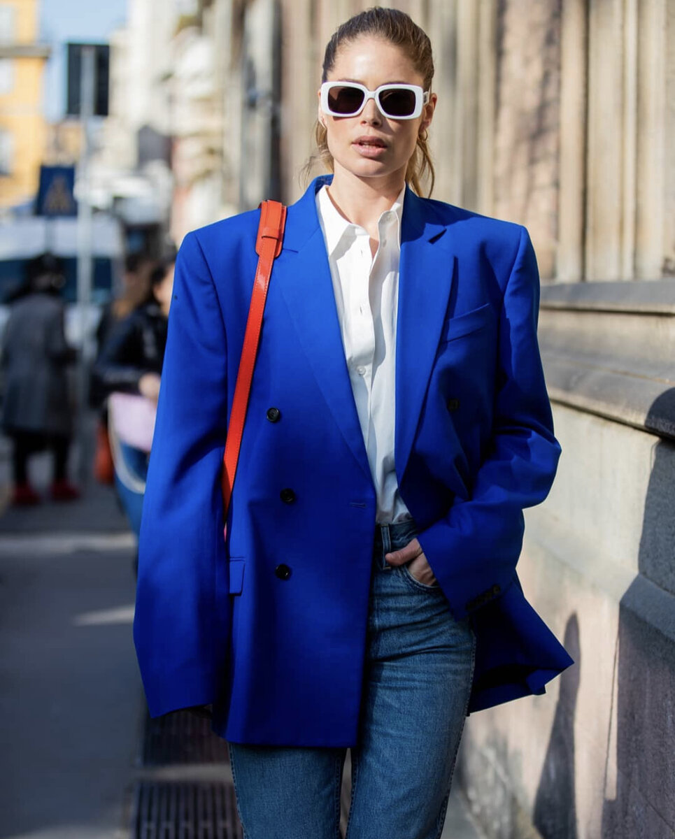 С чем надеть синий пиджак? Источник фото https://www.instagram.com/p/CKHNKevL4rS/
