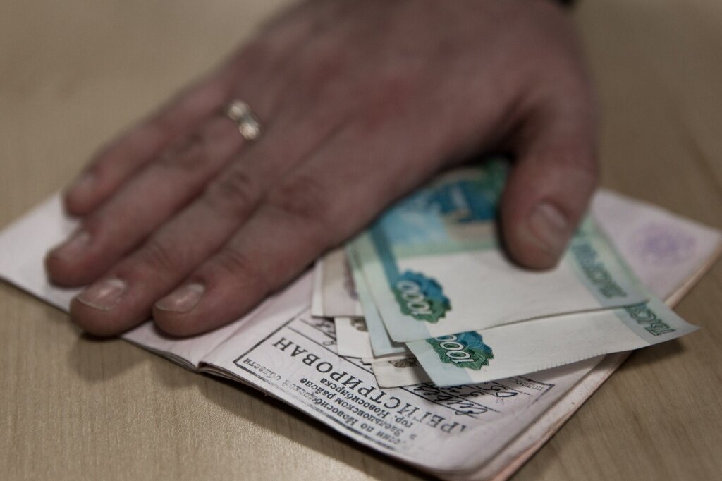 Житель Тверской области оштрафован на 100 000 рублей за липовую прописку мигранта