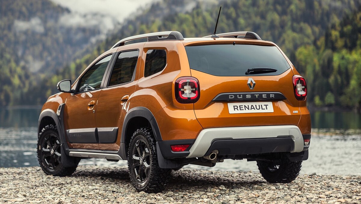 Renault, называя Duster «легендарным внедорожником», привлекает внимание к новому оранжевому «металлику» Atacama, рельефным колёсным аркам, массивным боковым молдингам и серебристым накладкам из пластика. Светодиодными считаются только ходовые и габаритные огни.