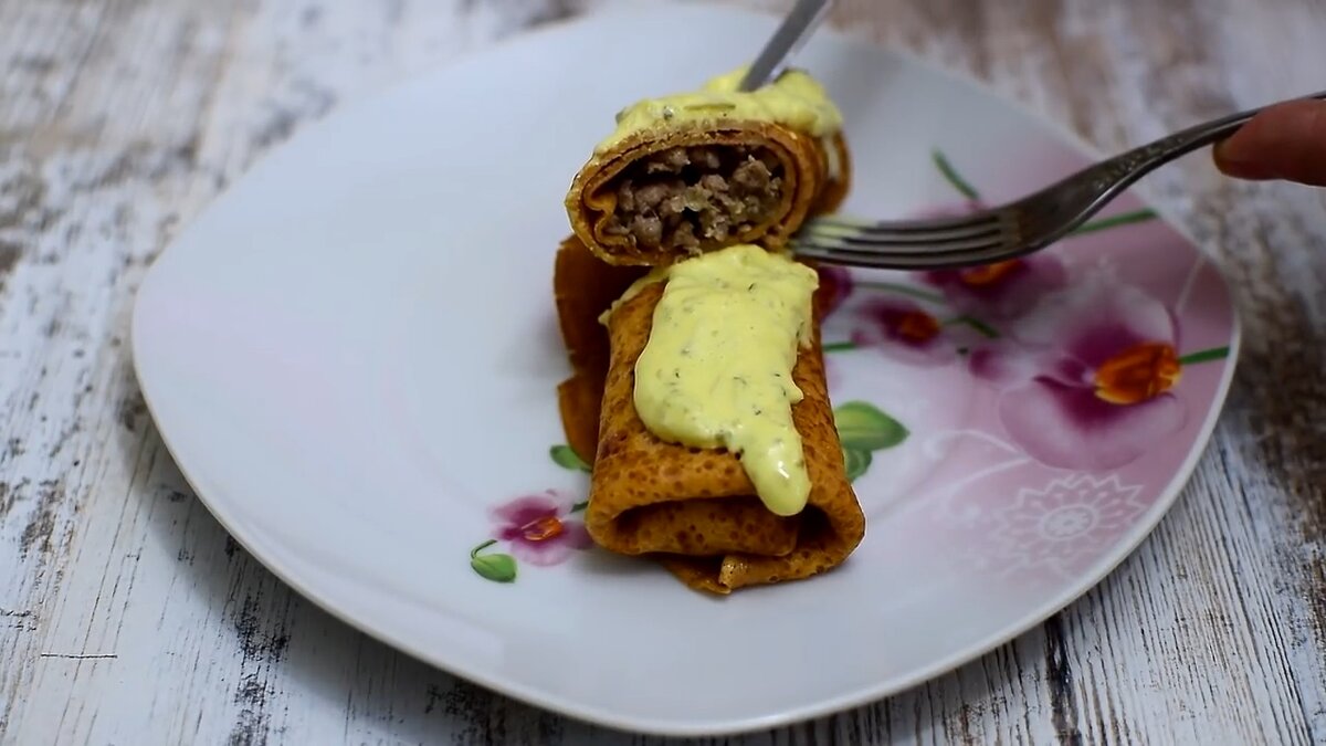 Готовлю необычные блины, они будут на кетчупе, с мясом и с соусом из маринованных огурчиков. Очень вкусно!