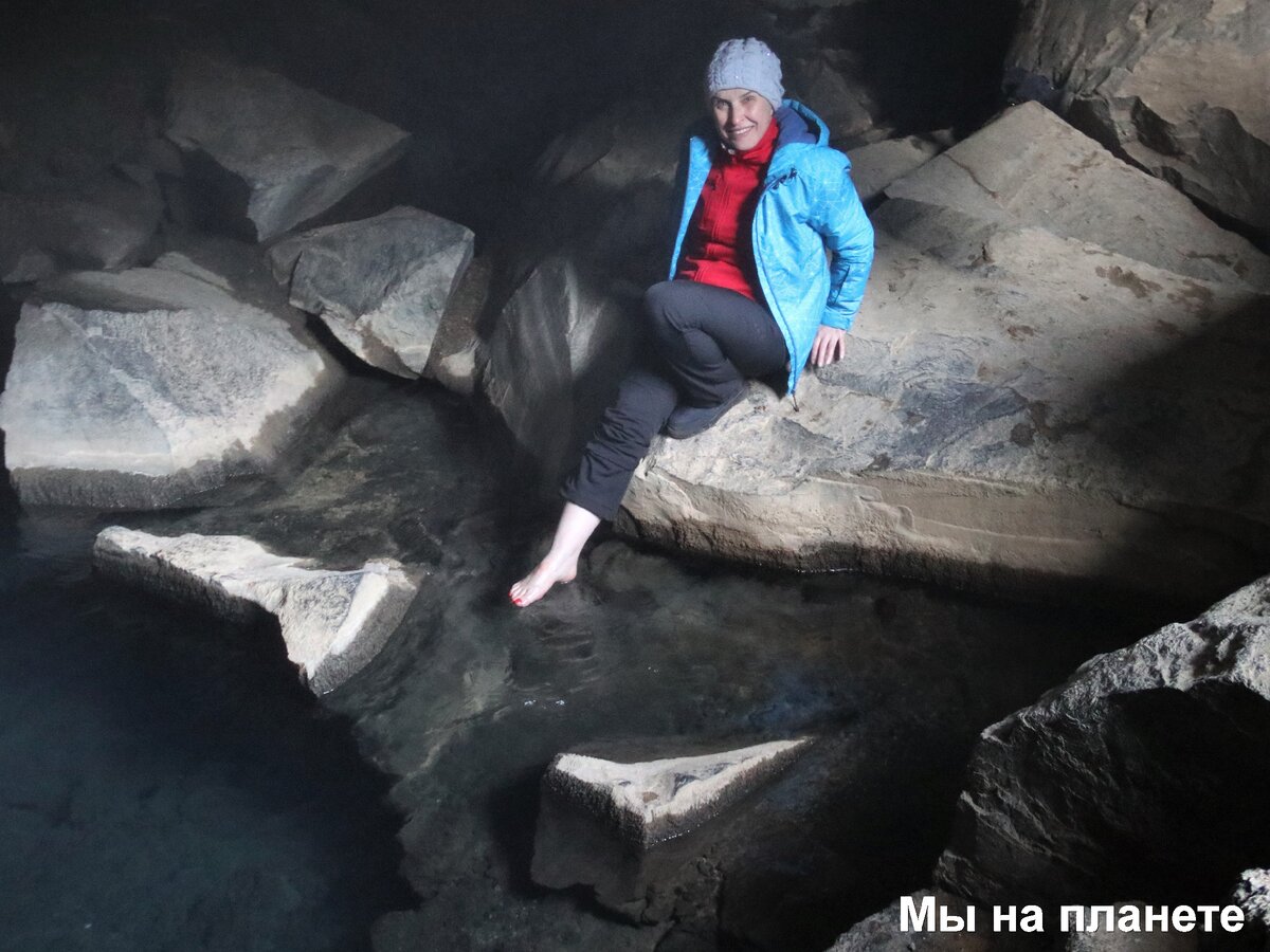 Жена не удержалась – хоть пальчиком ноги потрогать горячую воду пещеры!
