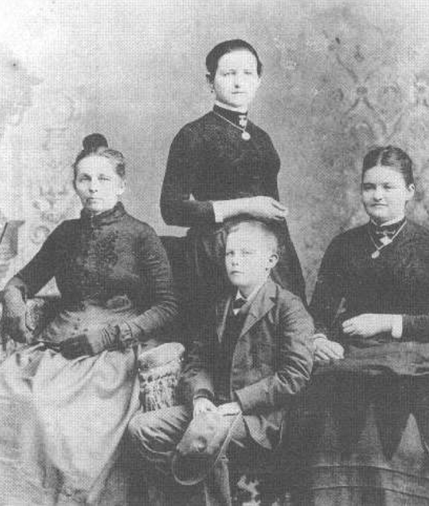 Эллен Кэйси с детьми, ок. 1885 г.
