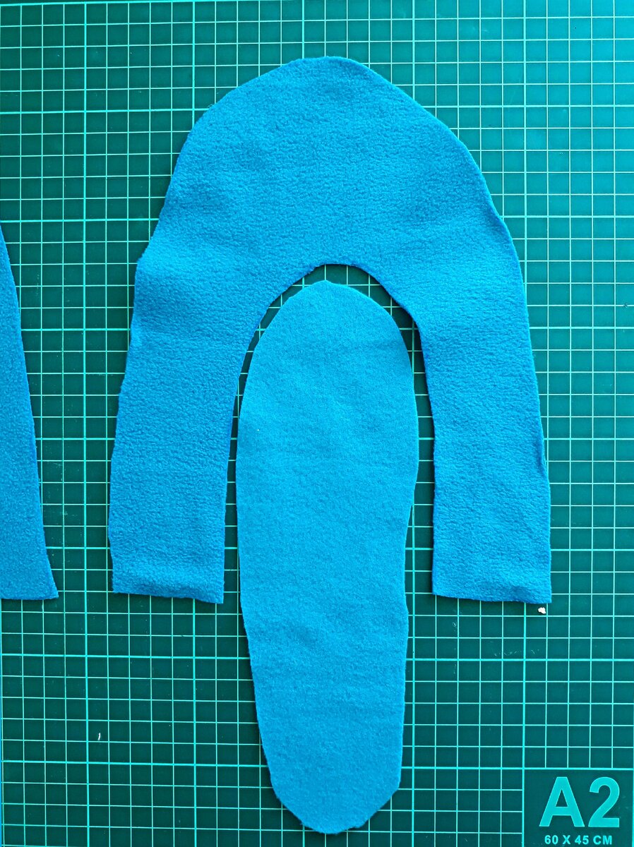 Вырезаем из нашей новой флисовой ткани заготовки. Так как ноги у нас две, то и заготовок должно быть две)))