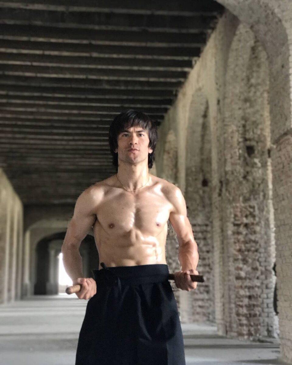 Аббаз с малых лет занимается боевыми искусствами, так что он не просто копирует внешность Ли, но и его образ жизни | Фото: instagram.com/official_abbli/