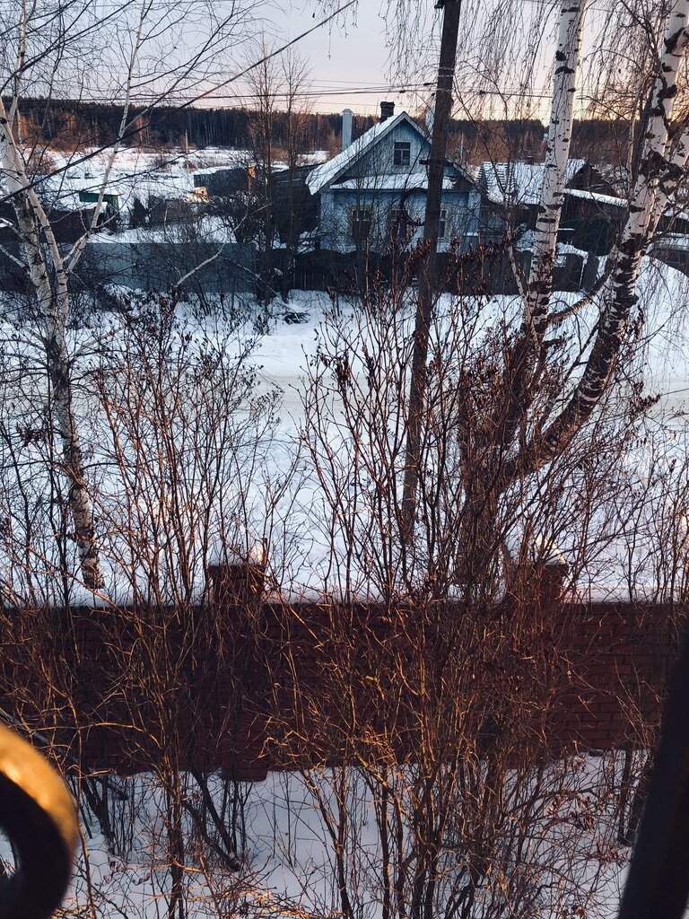 Вот из такого же дома, как у соседей напротив, был сделан наш новый дом. К нему пристроили кухню, теплый гараж, сделали полноценный второй этаж с балконом и на две стороны дома еще сделали веранду. Фото автора.