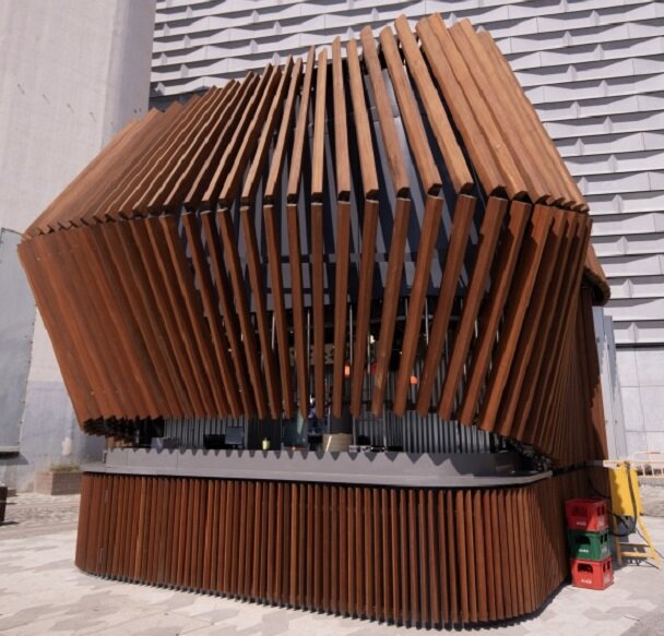 Портовый киоск в прикрытом состоянии