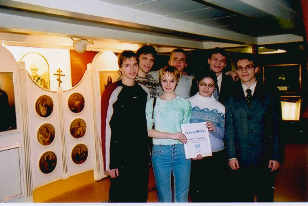 07.11.2001. Лидеры программы "Книга Мира" братья Бугаевы, Сергей и Антон и другие студенты с первым рукописным томом Книги Мира на крейсере I ранга "Аврора".