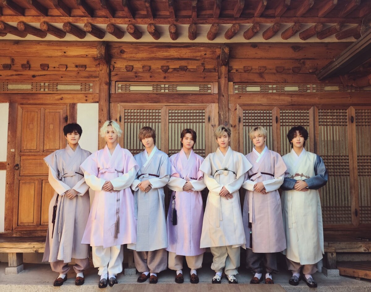 Фото участников группы в ханбоках. Иван второй слева ;)