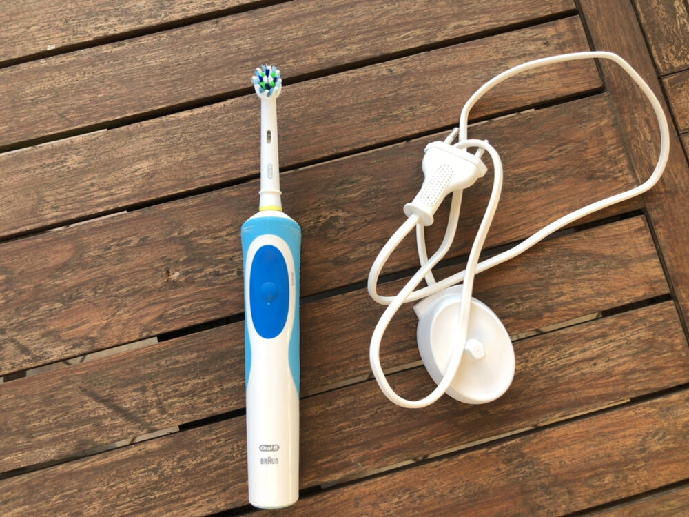 Комплектация: щетка, зарядка  