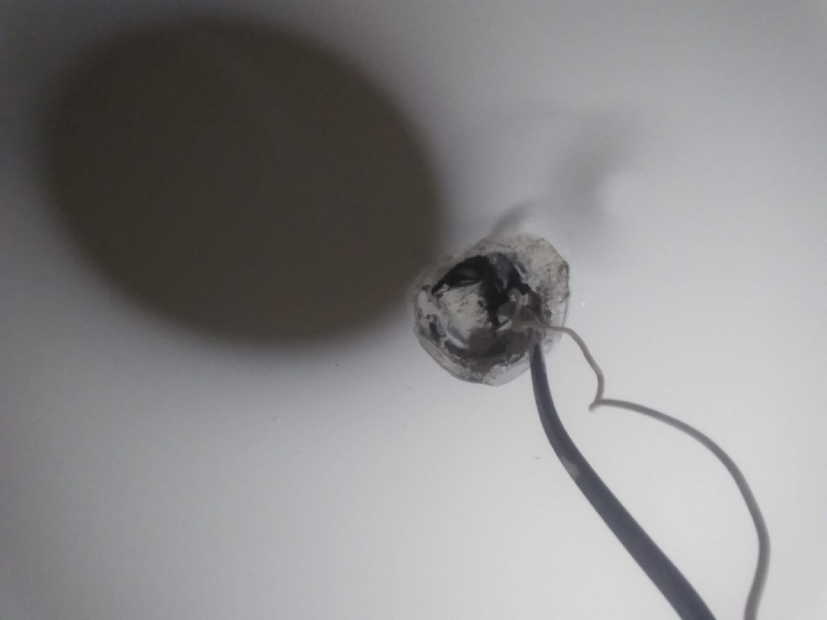 Провод и отверстие в потолке. Личное фото. 