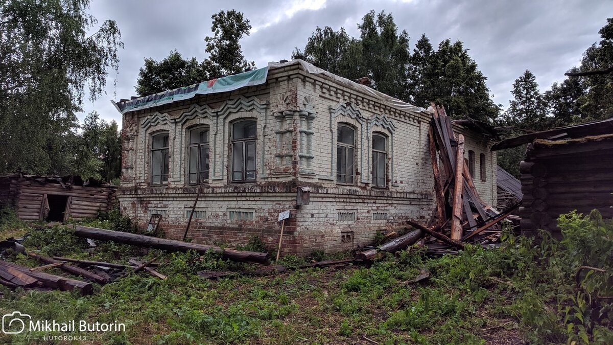 Дом прадеда в процессе разбора сгнившей крыши.