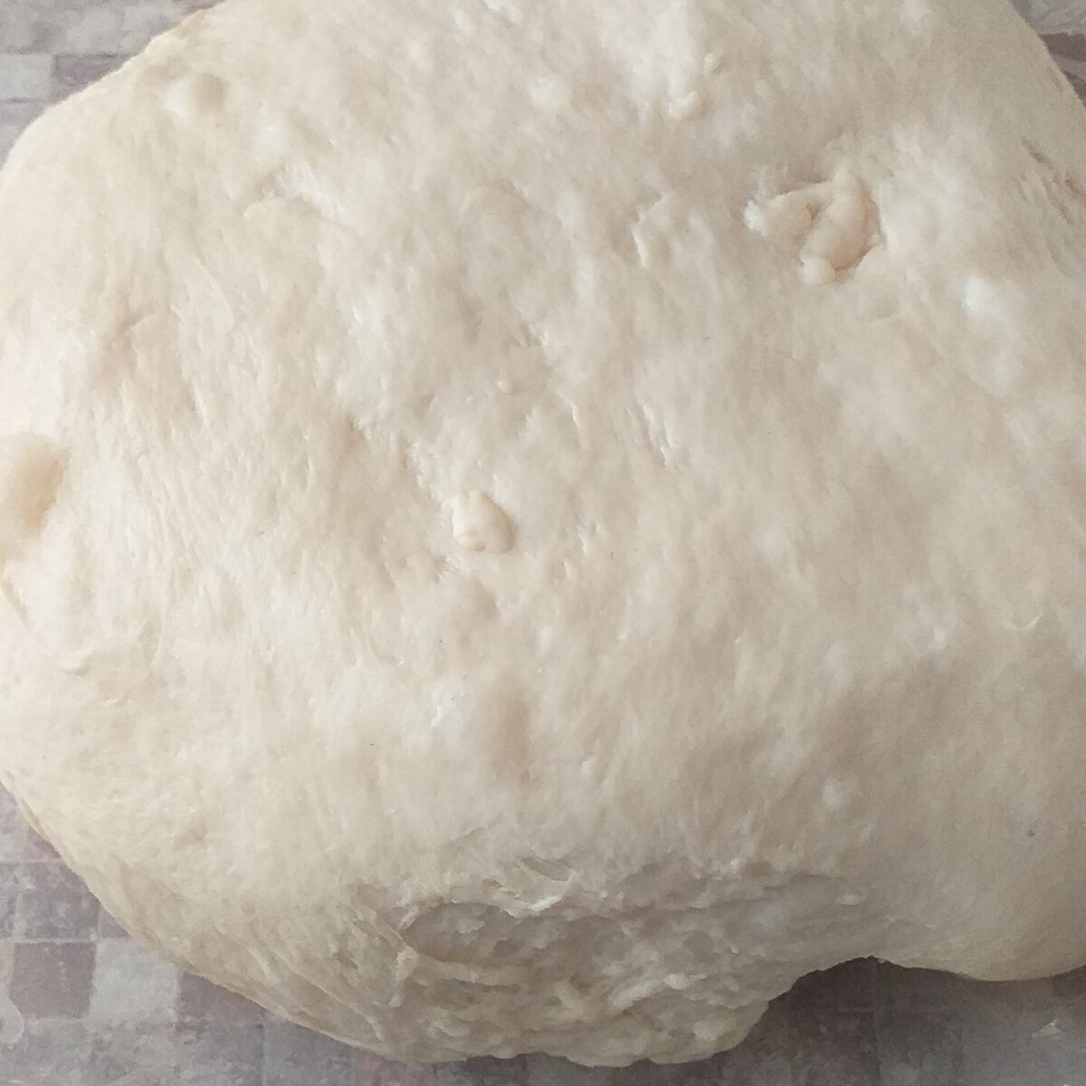 Тесто вымешиваем и накрываем пленкой, даём подняться