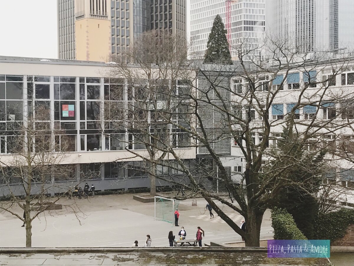 Такое количество детей в школьном дворе в Германии