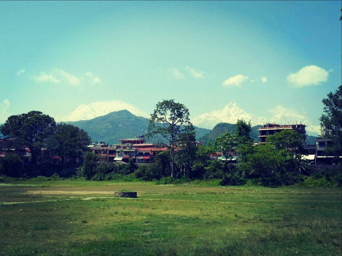 Вдали в ясную погоду из города видны снежные пики гор. 