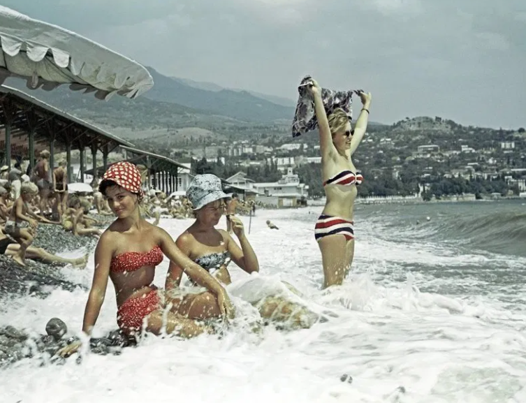 Как выглядели советские женщины и мужчины на пляже в СССР