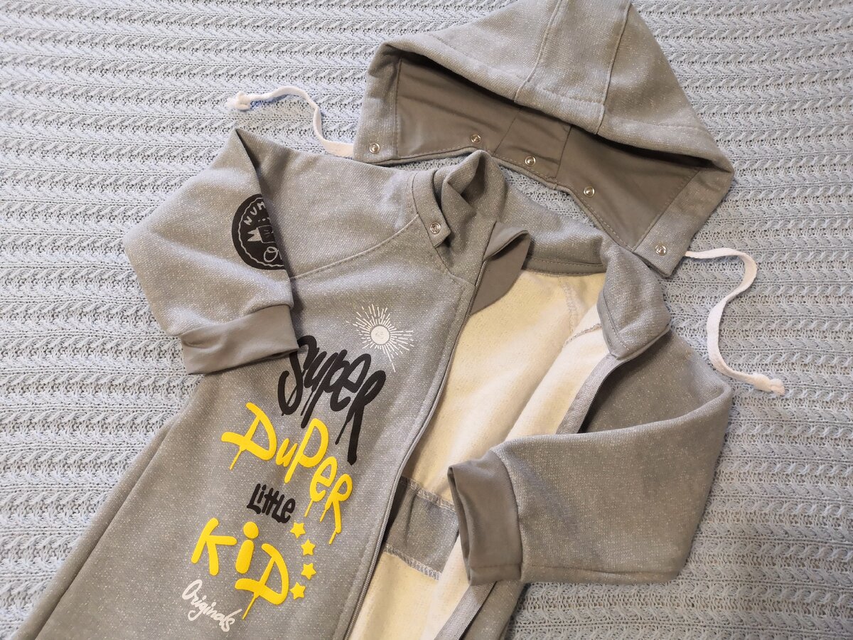 Футер с начесом, воротником-стойкой и капюшоном на кнопках