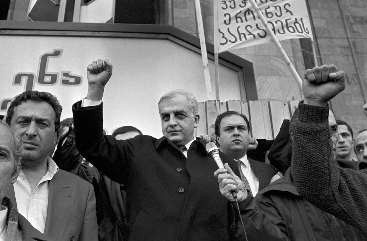 Звиад Гамсахурдия 1991. Звиад Константинович Гамсахурдия. Звиад Гамсахурдиа президент Грузии. Звиад Константинович Гамсахурдия 1991.