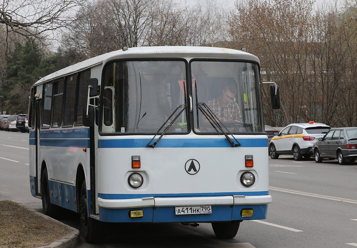 экскурсия по Юго-Западу Москвы на ЛАЗ-695. ЛАЗ‑695 неоднократно модернизировали, производили автобусы версии ЛАЗ‑695Н до 2003 года. Всего изготовили почти 300 тысяч экземпляров. Данный автобус 2002 года выпуска