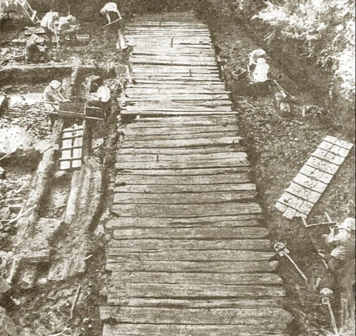 Фото Яндекс Картинки. Раскопки старой мощеной деревом дороги