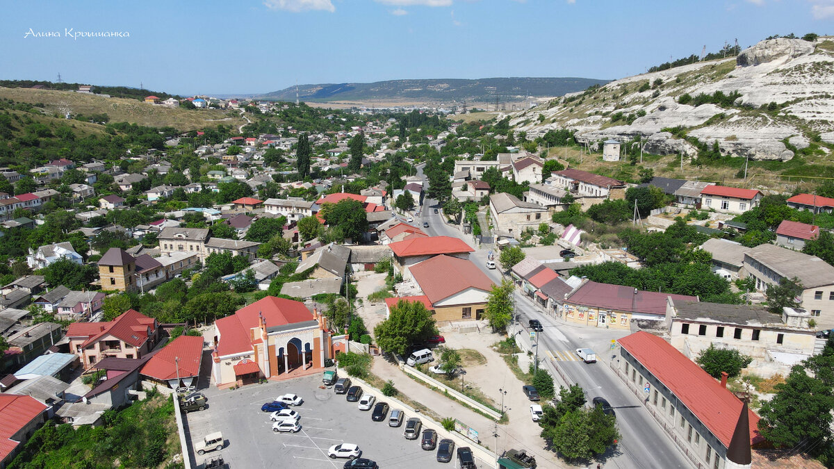 Парковка в центре. 50 руб./час, либо, если Вы хотите погулять подольше лучше заплатить 150 руб. за день.