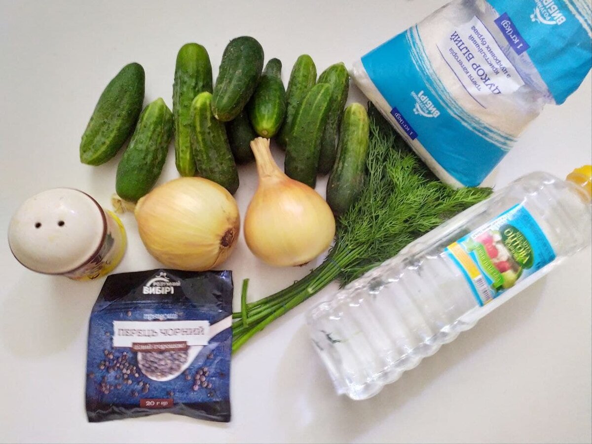 Все, что понадобится для приготовления консервированного огуречного салатика