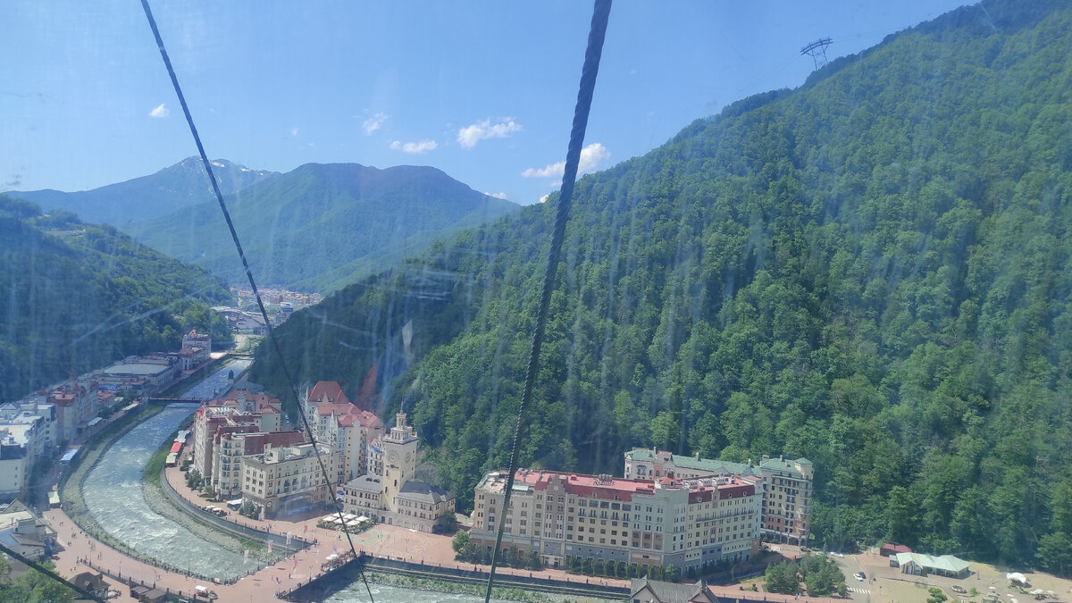 Река Мзымта остается далеко позади и внизу. Сочи, Роза Хутор. фото автора