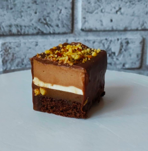 Моё первое пп пирожное, называется "Сникерс"