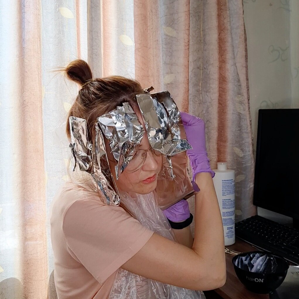 Фото автора. Делаю себе окрашивание волос-контуринг.