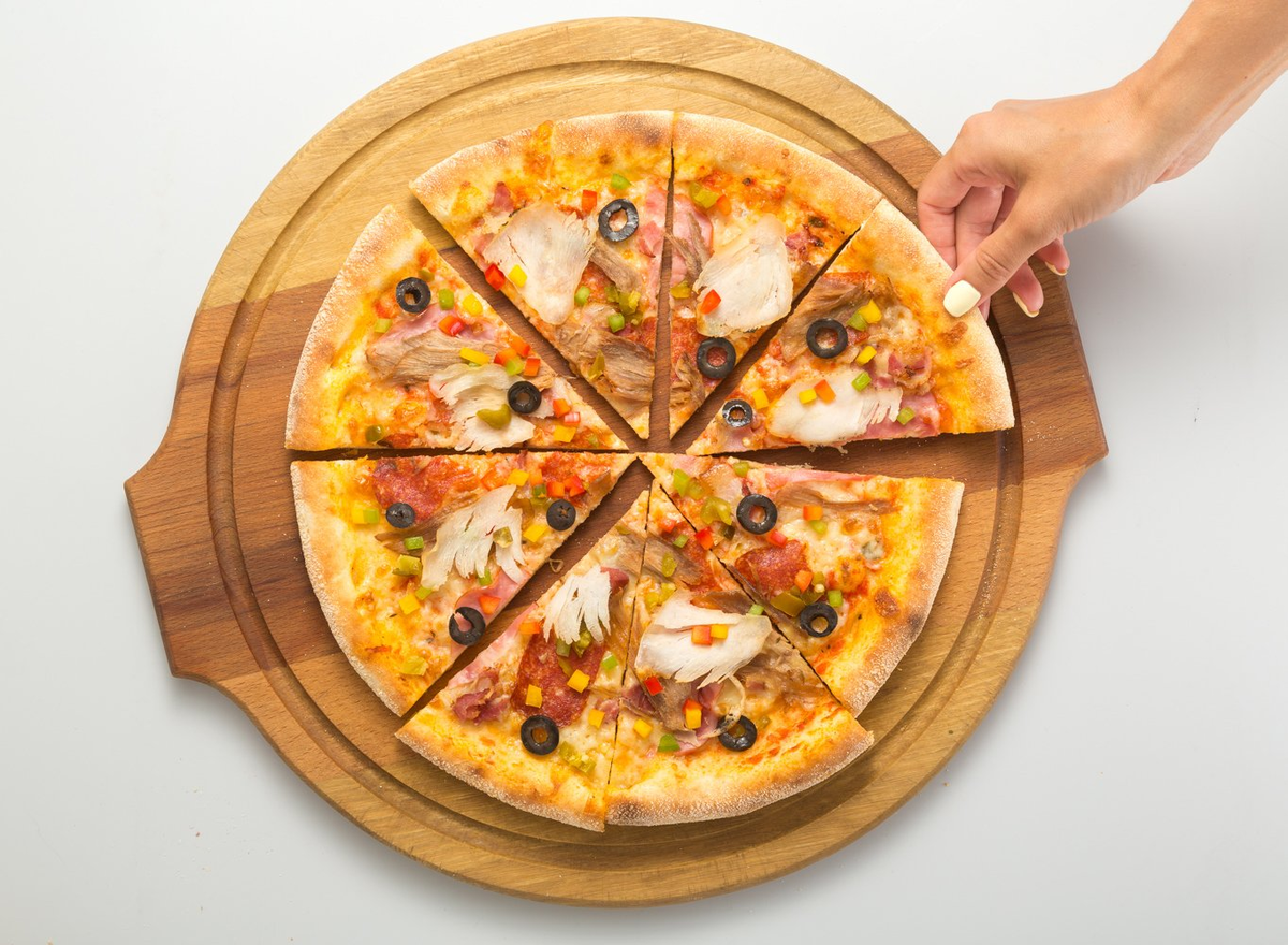 Полезная пицца. Визуальная коммуникация пицца. Yellow background pizza. Peace of pizza reklama. Pizza PNG in banner kvadrat.