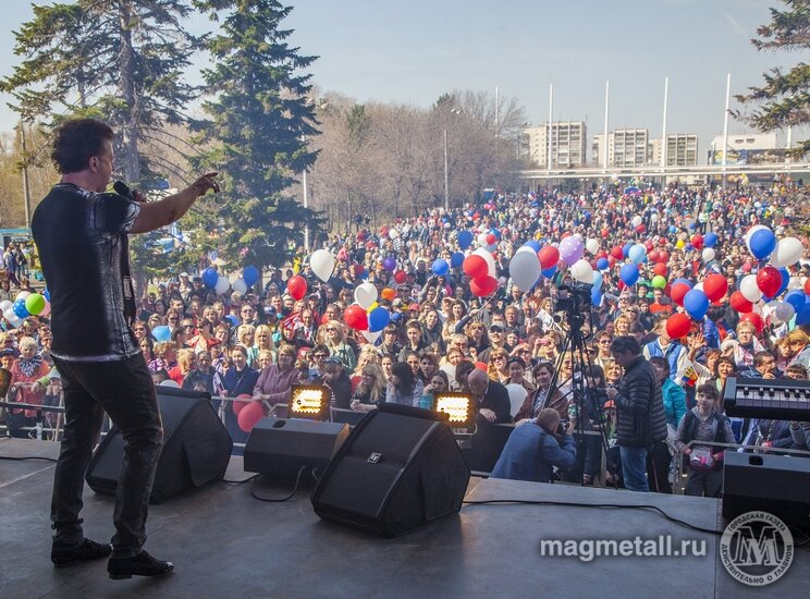 На фото: Рома Жуков и магнитогорская публика