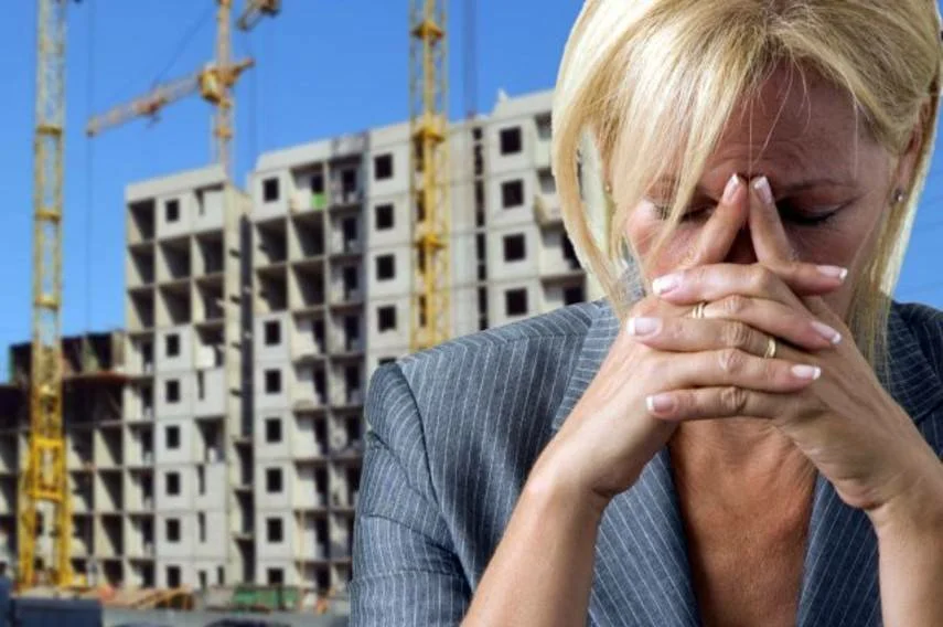 Ипотека новостройка. Строители на объекте. Строитель спб. Креатив застройщиков. Стройка многоэтажного дома.