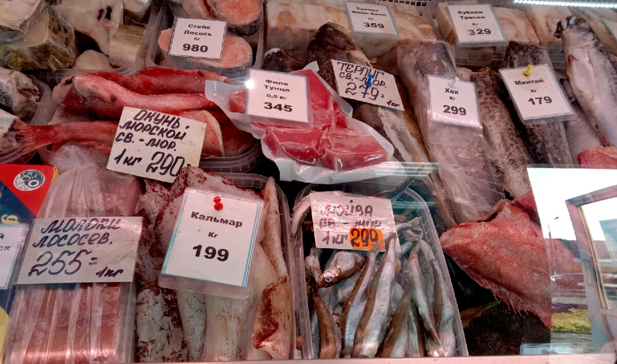 Один из самых дешевых магазинов у меня в округе, кто торгует рыбной продукцией! Ценник у них к примеру, на копченого морского окуня около 600 рублей, а в той же сети магазинов Перекресток он почти под 900 рублей...