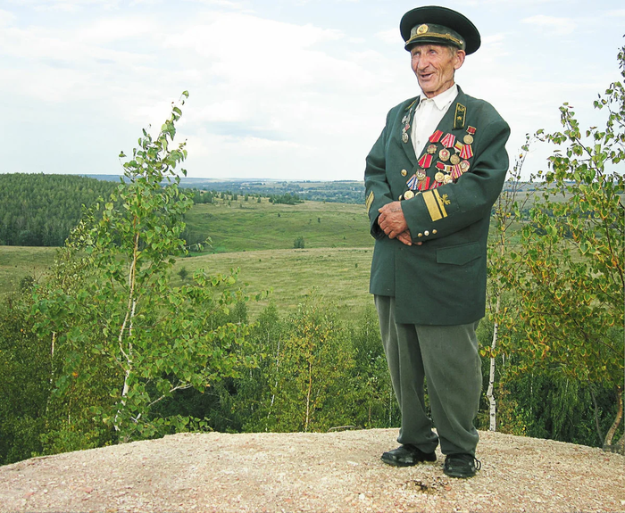Виктор Соловьев на фоне выращенного им леса
