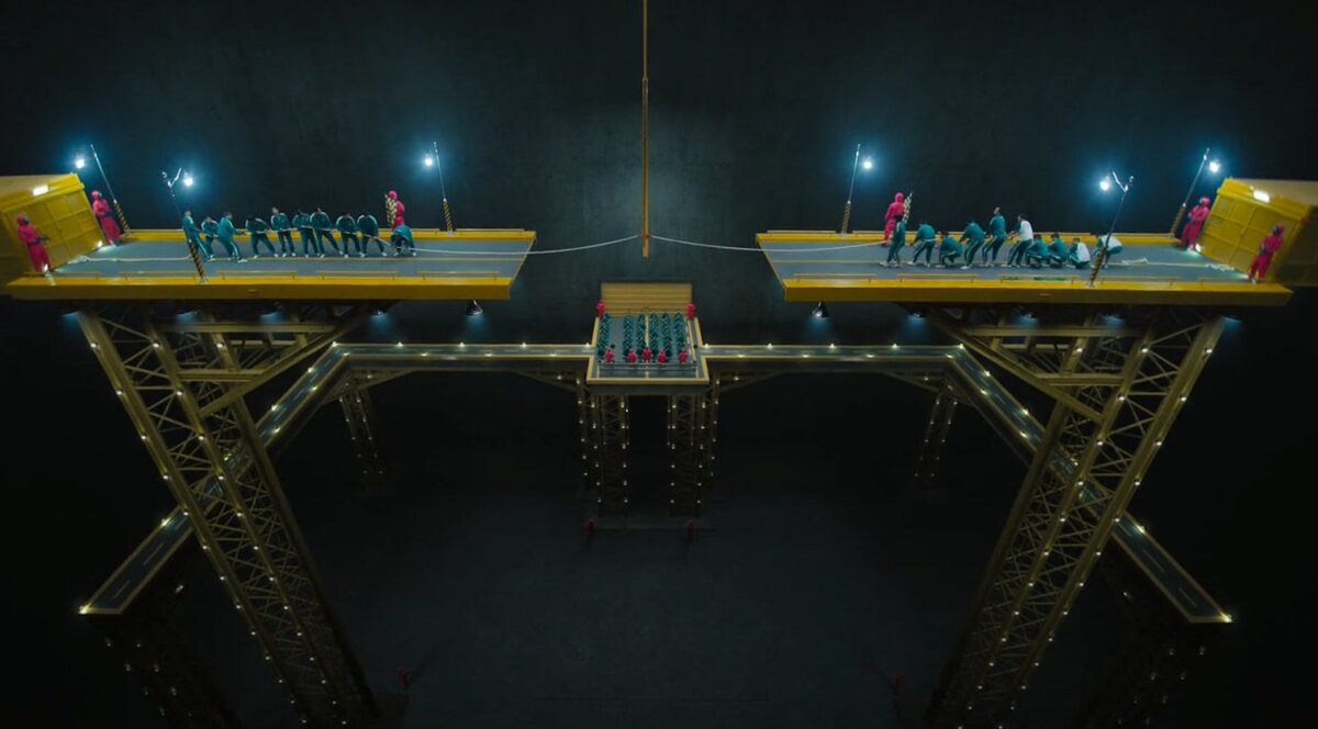 Южнокорейский сериал «Игра в кальмара» режиссера Хван Дон-хека о жестоких детских играх на выживание стал самым популярным в истории стриминговой платформы Netflix. 