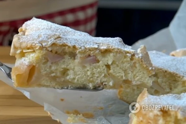 Шарлотке даем остыть и присыпаем сахарной пудрой